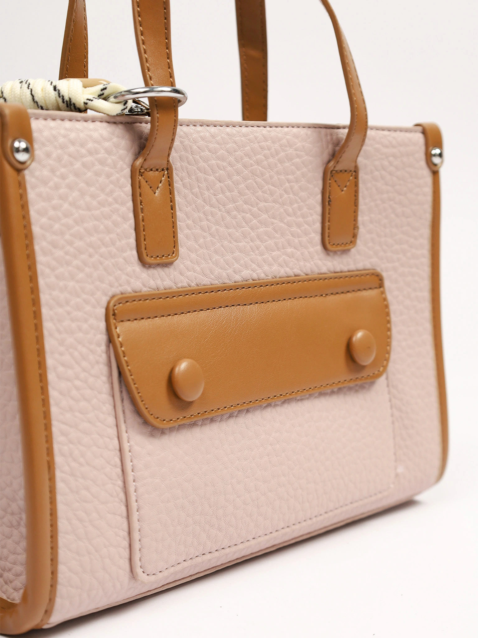 Сумка-тоут с декоративным брелком в ассортименте